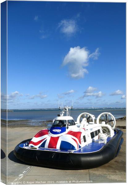 Hovercraft arriving in Ryde Isle of Wight Canvas Print by Roger Mechan