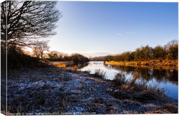 A winter scene on the River Dee at Threave castle, with snow and frost Canvas Print by SnapT Photography