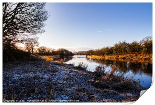 A winter scene on the River Dee at Threave castle, with snow and frost Print by SnapT Photography