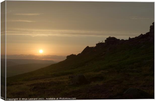 Wide angle sunset at stanage edge, with many people outdoors at sunset Canvas Print by Rhys Leonard