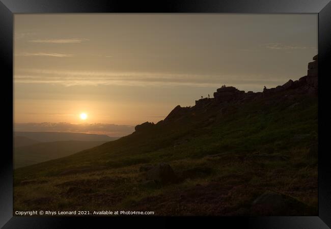 Wide angle sunset at stanage edge, with many people outdoors at sunset Framed Print by Rhys Leonard