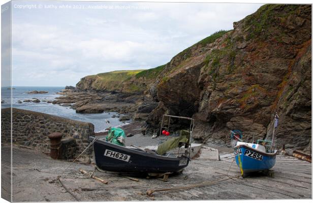 lizard point and fishing boats Canvas Print by kathy white