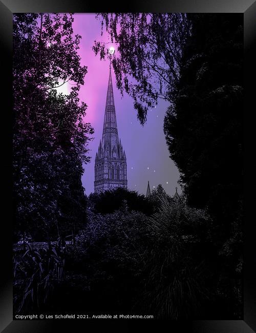 Salisbury spire Framed Print by Les Schofield