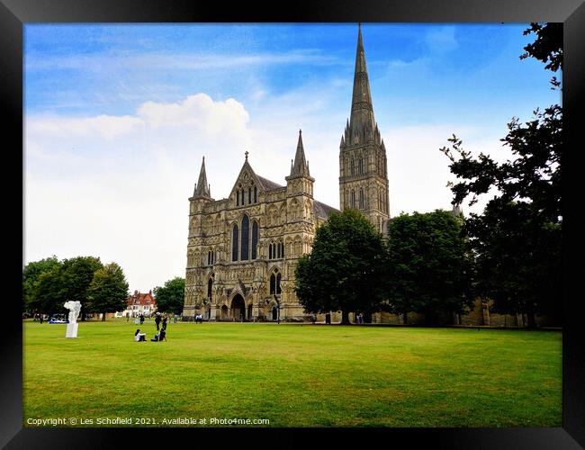 Salisbury Cathedral Framed Print by Les Schofield