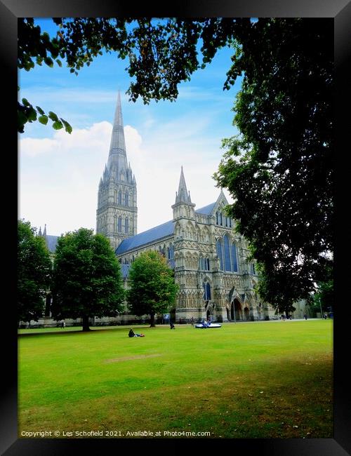 Salisbury cathedral  Framed Print by Les Schofield