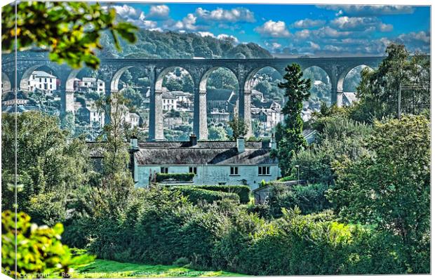 Arched bridge of Calstock Canvas Print by Roger Mechan