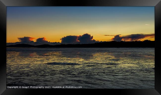 A golden sunset reflecting over the mudflats of Kirkcudbright Bay in winter Framed Print by SnapT Photography