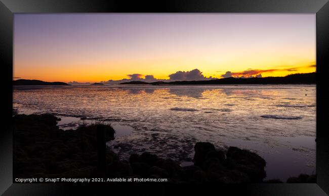 A golden sunset reflecting over the mudflats of Kirkcudbright Bay in winter Framed Print by SnapT Photography