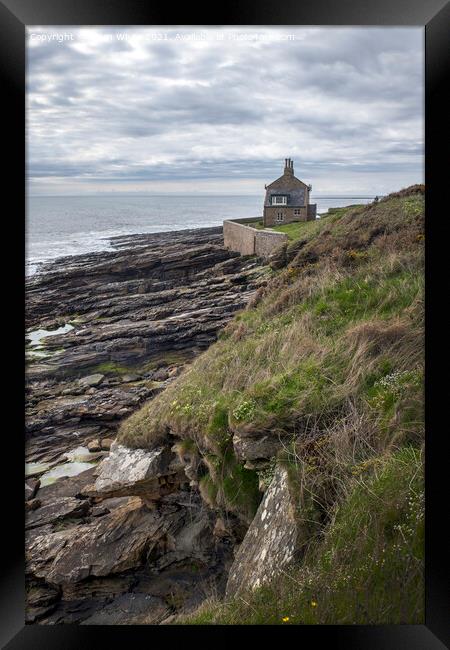 Bathing house on Northumberland coast Framed Print by Kevin White