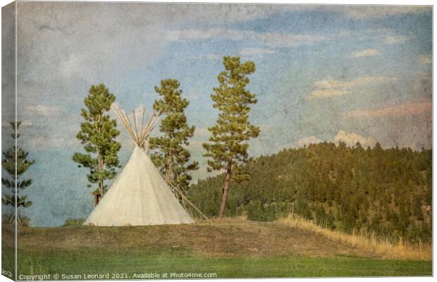 Teepee from yesteryear Canvas Print by Susan Leonard