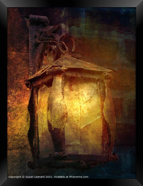 Carrriage Lamp Framed Print by Susan Leonard