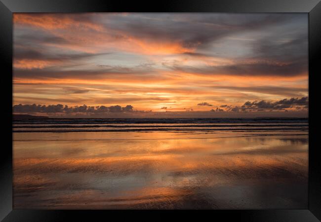 Westward Ho! Reflective beach sunset Framed Print by Tony Twyman