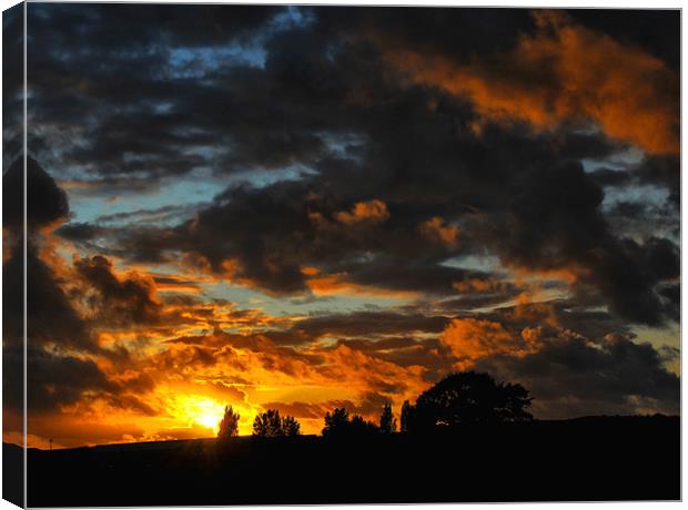 Sunset in Cumbria Canvas Print by Iain Mavin