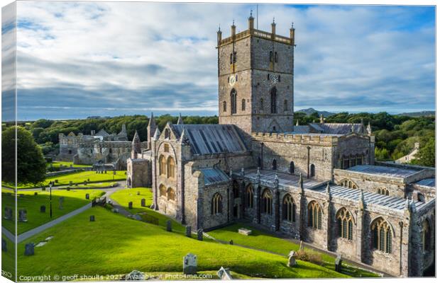 St Davids Cathedral in Pembrokeshire Canvas Print by geoff shoults