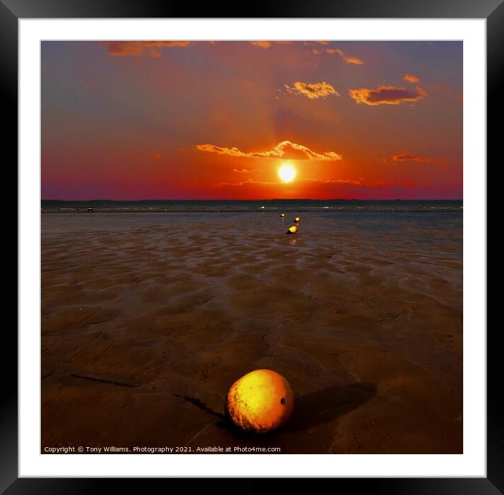 Sunsetting. Framed Mounted Print by Tony Williams. Photography email tony-williams53@sky.com