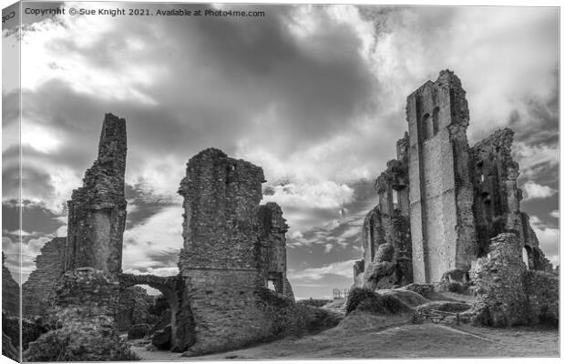 Corfe Castle in black and white Canvas Print by Sue Knight
