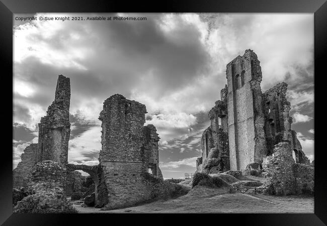 Corfe Castle in black and white Framed Print by Sue Knight