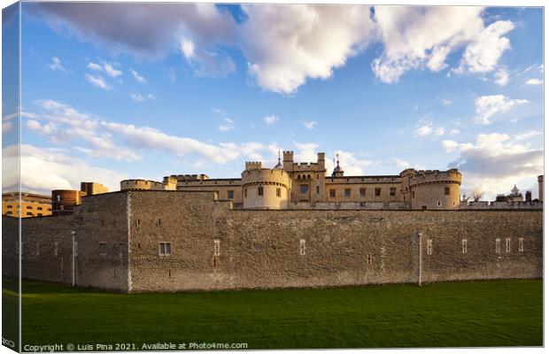 Tower of London in England at sunset Canvas Print by Luis Pina