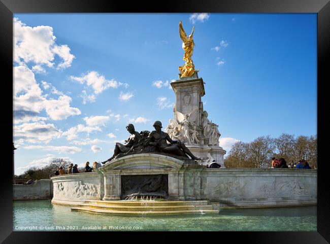 Victoria Memorial Framed Print by Luis Pina