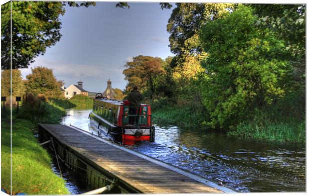 Narrow Boat at Strawberry Bank Canvas Print by Tom Gomez