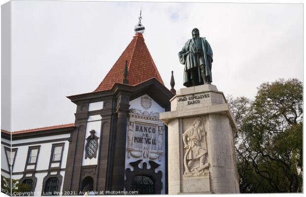 Statue of navigator João Gonçalves Zarco in Funchal, Madeira with Bank of Portugal on the background Canvas Print by Luis Pina