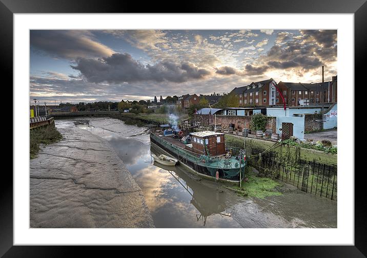 Hythe Quay houseboat, Colchester Framed Mounted Print by Gary Eason