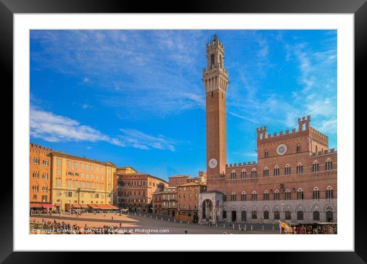 Piazza del Campo  Framed Mounted Print by Margaret Ryan