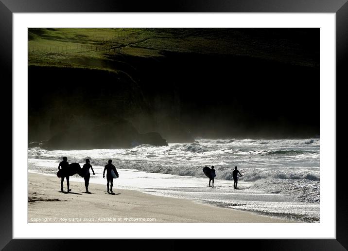 Holywell Bay Silver Sea Silhouettes. Framed Mounted Print by Roy Curtis