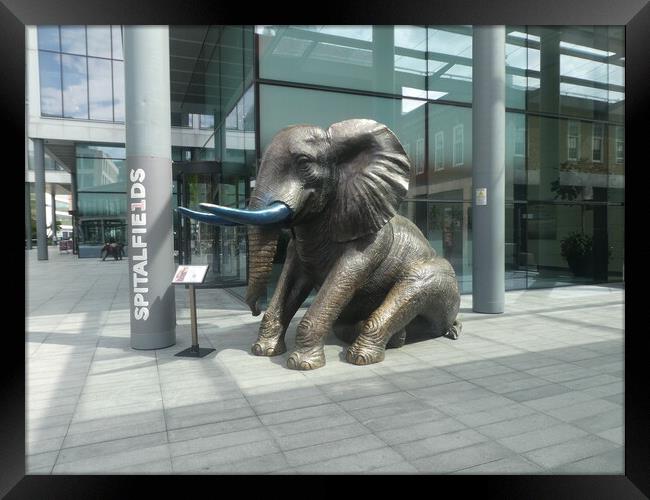 A statue of an elephant Framed Print by Simon Hill