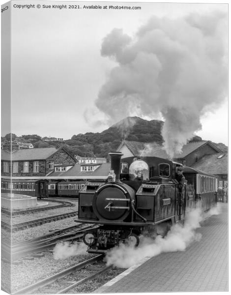 Steam train at Porthmadog station Canvas Print by Sue Knight