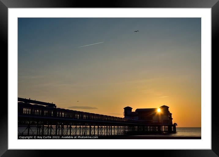 Weston-Super-Mare Sunset. Framed Mounted Print by Roy Curtis