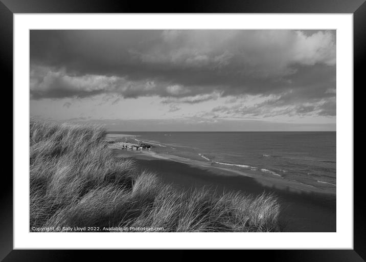 A view to the north at Winterton-on-sea  Framed Mounted Print by Sally Lloyd