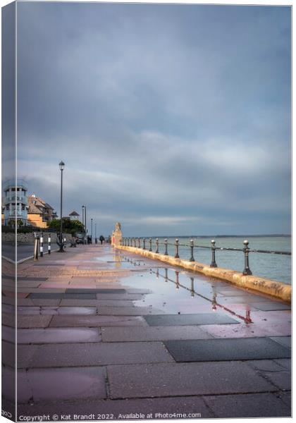 Cowes seafront, Isle of Wight Canvas Print by KB Photo