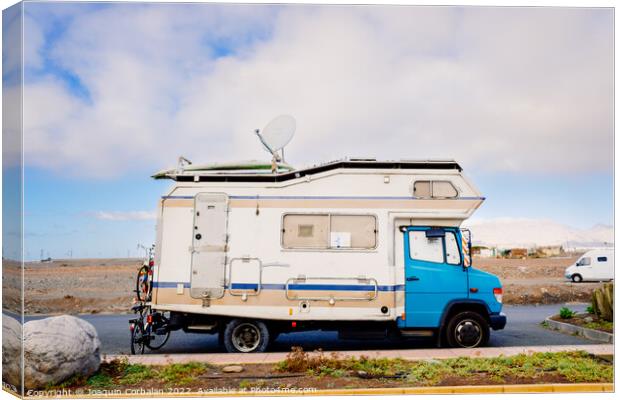 Gran Canaria, spain - January 12, 2022: An old motorhome parked  Canvas Print by Joaquin Corbalan