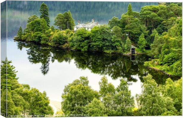 The white house in the lake Derwent water Canvas Print by Helkoryo Photography