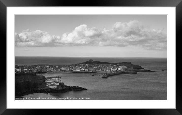 St Ives Harbour in monochrome Framed Mounted Print by Ann Biddlecombe