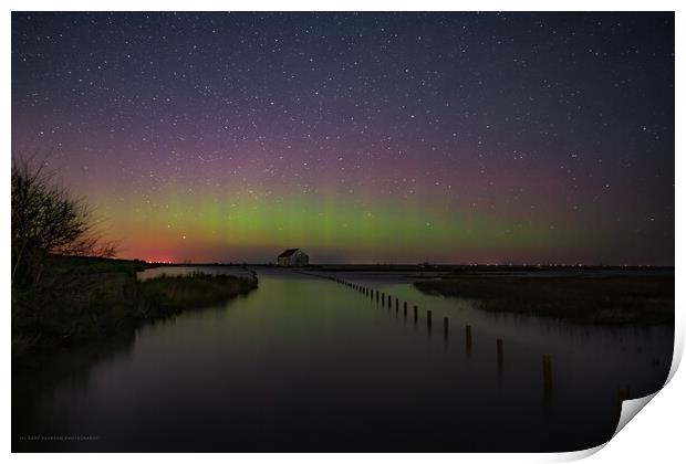 The Northern lights pay a visit to Thornham  Print by Gary Pearson