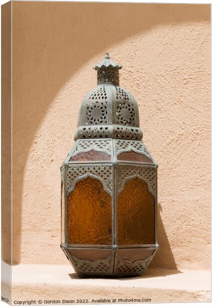 Arabian styled exterior lamp in arched alcove, Dubai Canvas Print by Gordon Dixon