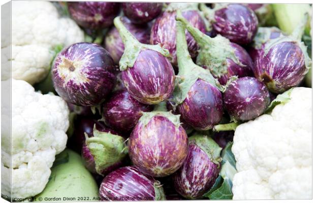 Aubergines or Brinjals bordered by cauliflowers on a vegetable stall in Mumbai Canvas Print by Gordon Dixon