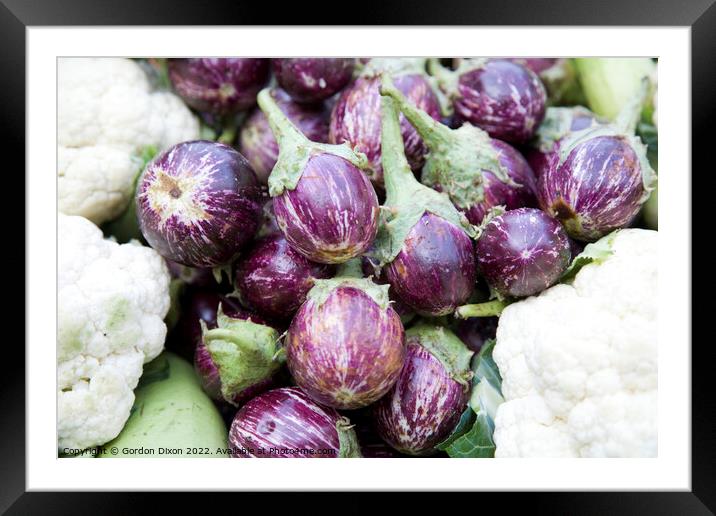 Aubergines or Brinjals bordered by cauliflowers on a vegetable stall in Mumbai Framed Mounted Print by Gordon Dixon