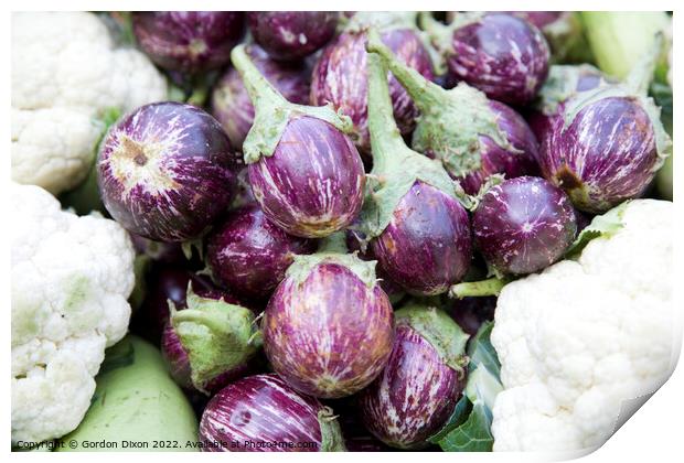 Aubergines or Brinjals bordered by cauliflowers on a vegetable stall in Mumbai Print by Gordon Dixon