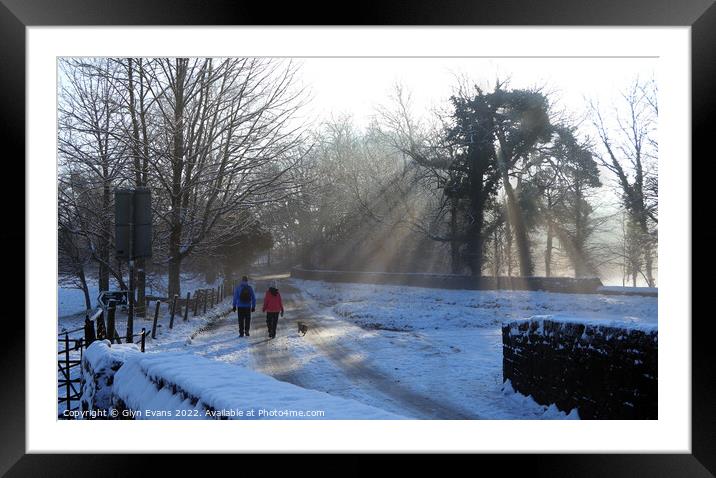 Walkers on a winters day. Framed Mounted Print by Glyn Evans