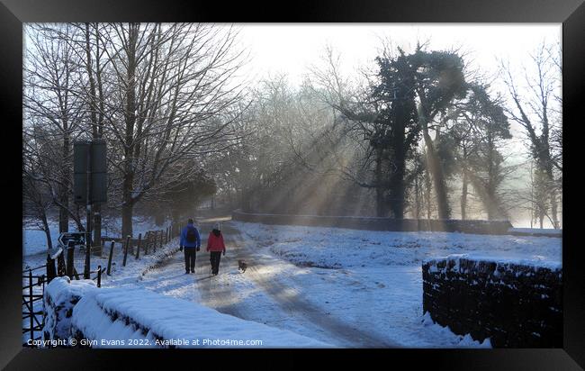 Walkers on a winters day. Framed Print by Glyn Evans