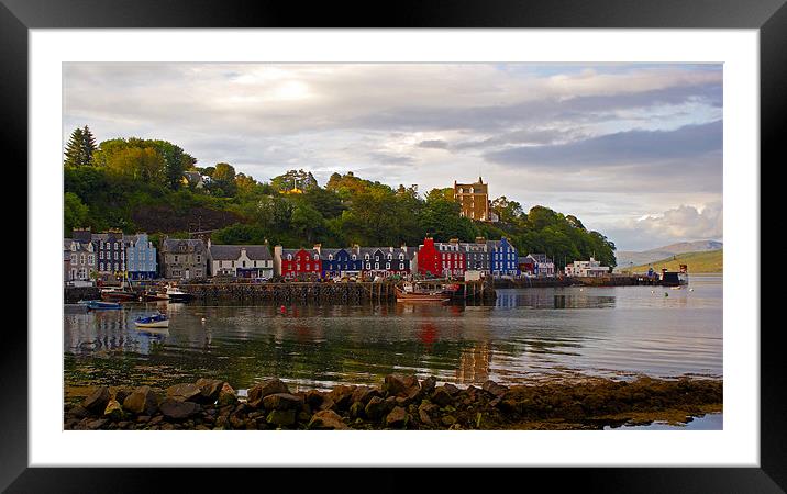 Tobermory at low tide Framed Mounted Print by Gary Eason