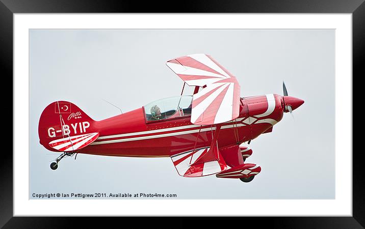 A Pitts S-2A aircraft. Framed Mounted Print by Ian Pettigrew