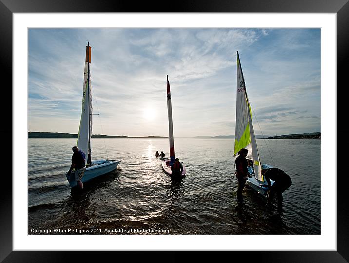 Coming ashore Framed Mounted Print by Ian Pettigrew