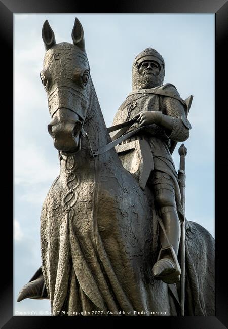 Statue of King Robert the Bruce at the site of BannockBurn, Scotland Framed Print by SnapT Photography