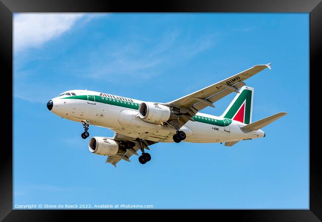 Alitalia Airbus A319 on Short Finals Framed Print by Steve de Roeck