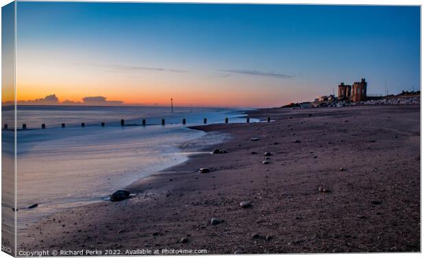 Withernsea Beach seascape Canvas Print by Richard Perks