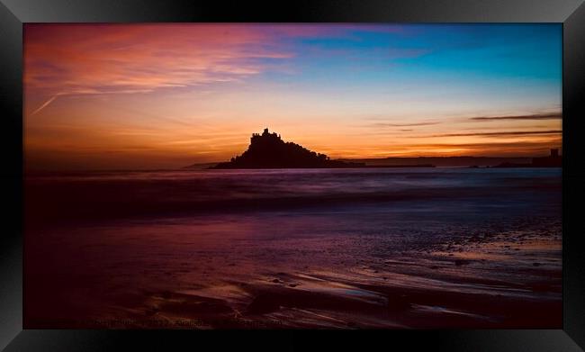 Beautiful sunset in Marazion ,Cornwall with a view of St.Michaels Mount  Framed Print by Anthony miners
